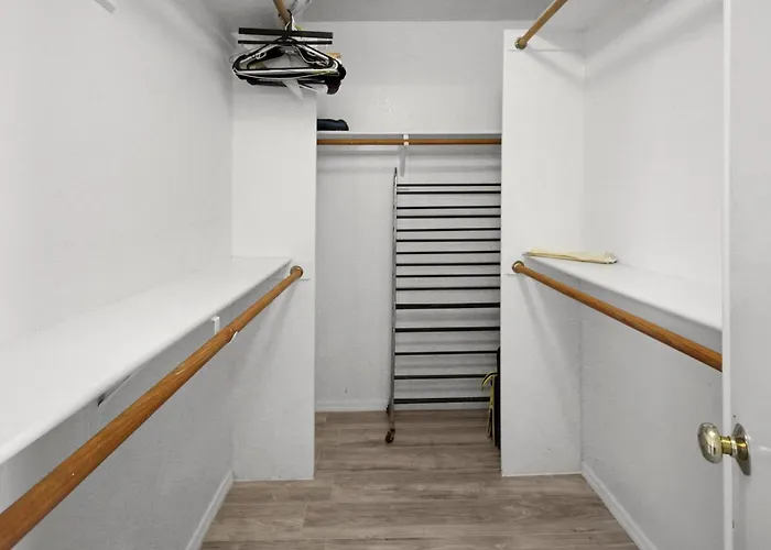Dog Friendly - Near Stadium & Westgate Holiday home